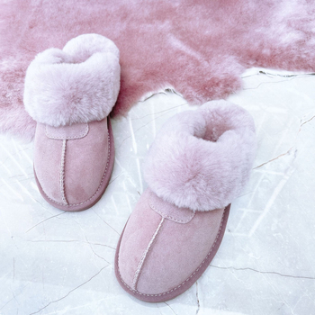 Домашни пантофи с пухено горно покритие, топли и удобни, плосък под; горна част: изкуствена козина; вътрешност: изкуствен косъм; подметка: телешко сухожилие; дебелина на подметката: 0–3 cm.