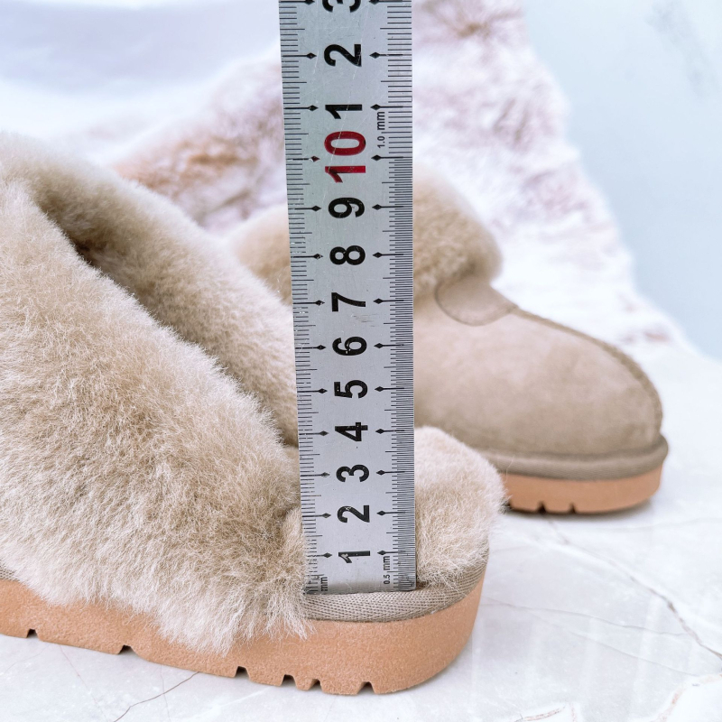 Домашни пантофи с пухено горно покритие, топли и удобни, плосък под; горна част: изкуствена козина; вътрешност: изкуствен косъм; подметка: телешко сухожилие; дебелина на подметката: 0–3 cm.