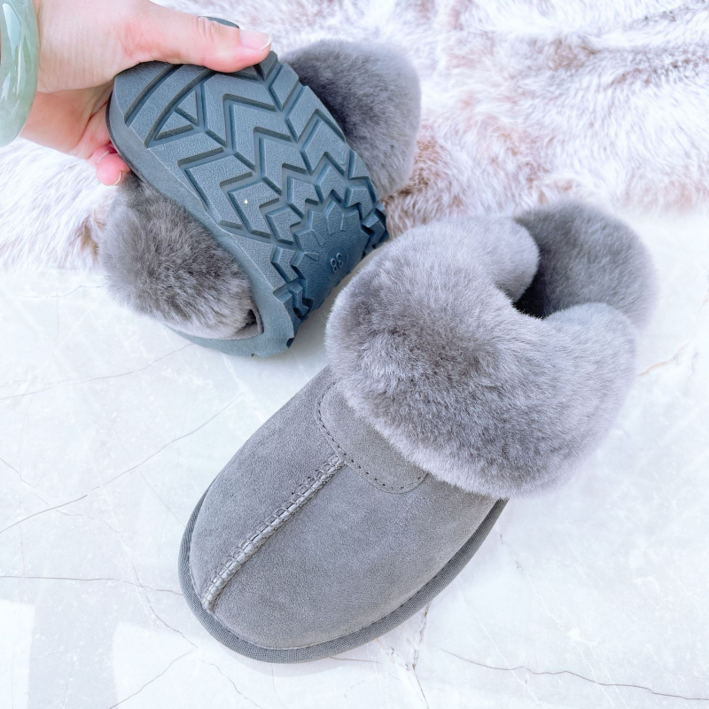 Домашни пантофи с пухено горно покритие, топли и удобни, плосък под; горна част: изкуствена козина; вътрешност: изкуствен косъм; подметка: телешко сухожилие; дебелина на подметката: 0–3 cm.