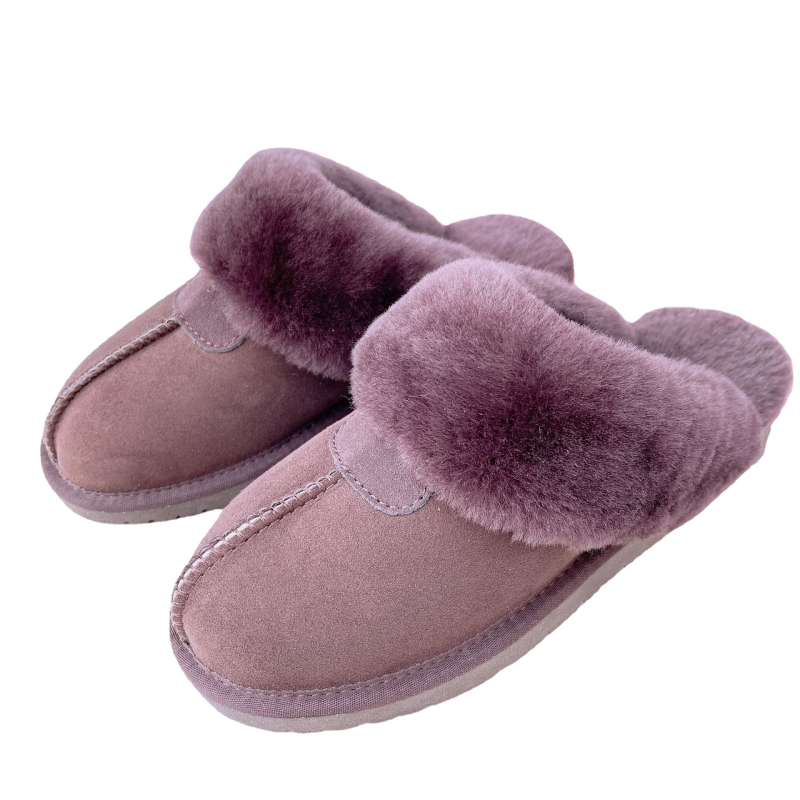 Домашни пантофи с пухено горно покритие, топли и удобни, плосък под; горна част: изкуствена козина; вътрешност: изкуствен косъм; подметка: телешко сухожилие; дебелина на подметката: 0–3 cm.