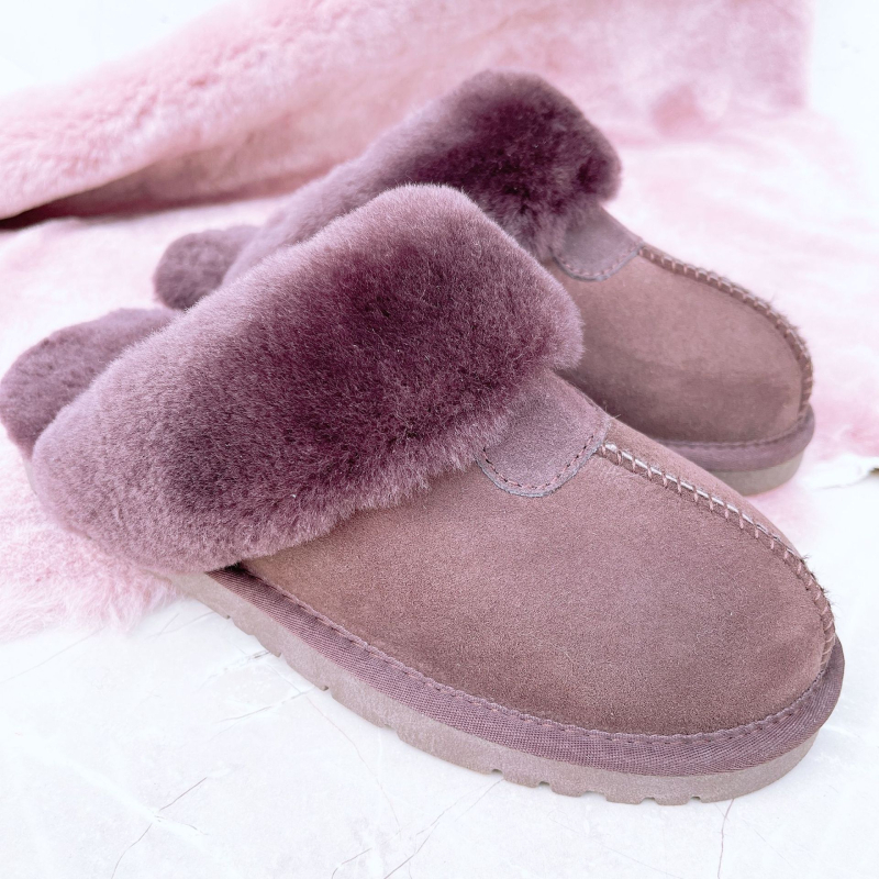 Домашни пантофи с пухено горно покритие, топли и удобни, плосък под; горна част: изкуствена козина; вътрешност: изкуствен косъм; подметка: телешко сухожилие; дебелина на подметката: 0–3 cm.