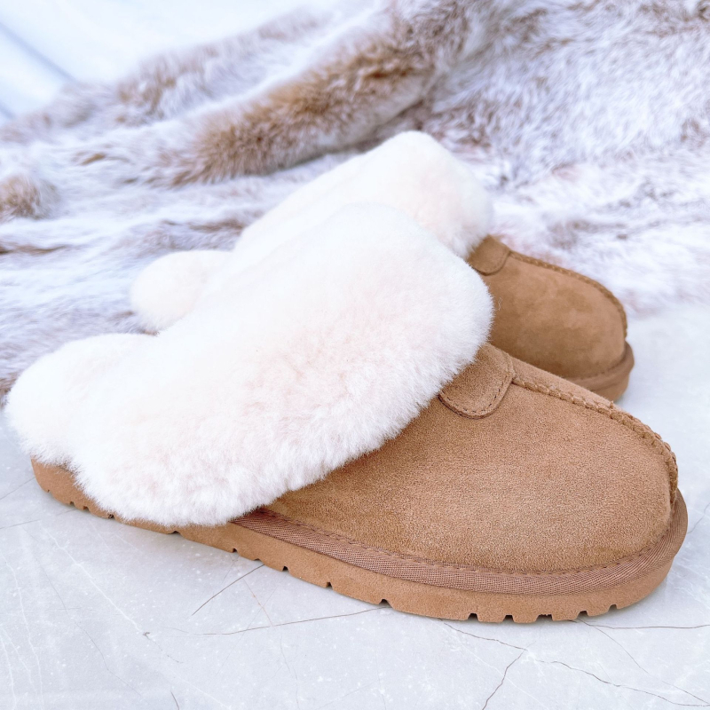 Домашни пантофи с пухено горно покритие, топли и удобни, плосък под; горна част: изкуствена козина; вътрешност: изкуствен косъм; подметка: телешко сухожилие; дебелина на подметката: 0–3 cm.