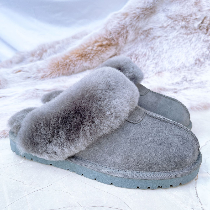 Домашни пантофи с пухено горно покритие, топли и удобни, плосък под; горна част: изкуствена козина; вътрешност: изкуствен косъм; подметка: телешко сухожилие; дебелина на подметката: 0–3 cm.