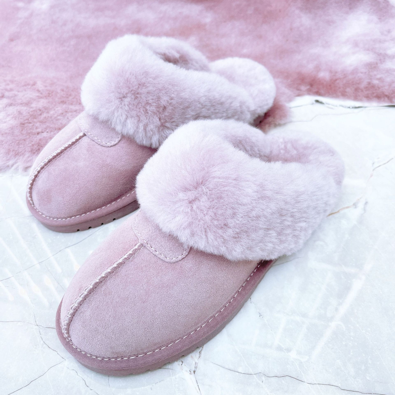 Домашни пантофи с пухено горно покритие, топли и удобни, плосък под; горна част: изкуствена козина; вътрешност: изкуствен косъм; подметка: телешко сухожилие; дебелина на подметката: 0–3 cm.