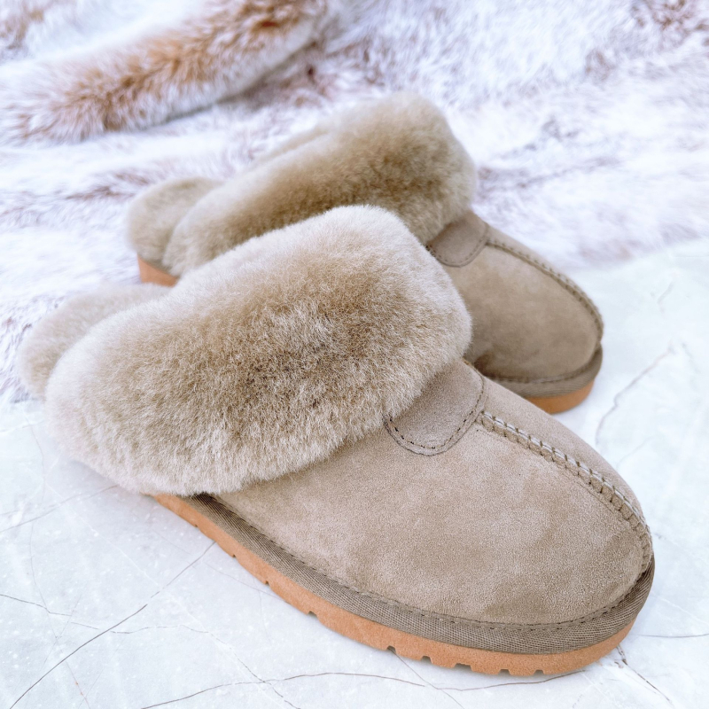 Домашни пантофи с пухено горно покритие, топли и удобни, плосък под; горна част: изкуствена козина; вътрешност: изкуствен косъм; подметка: телешко сухожилие; дебелина на подметката: 0–3 cm.