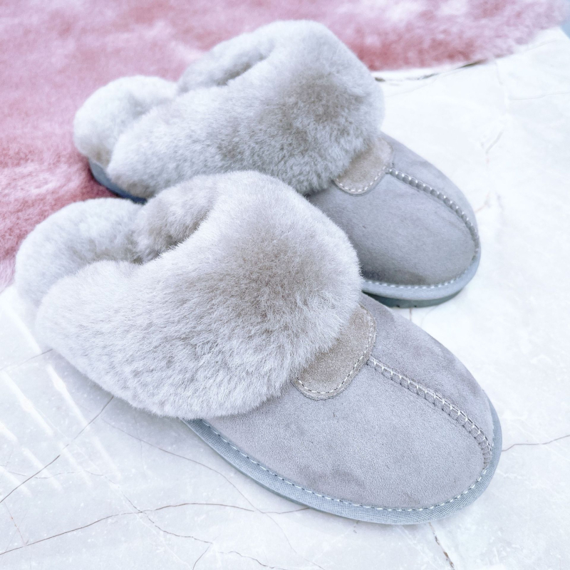 Домашни пантофи с пухено горно покритие, топли и удобни, плосък под; горна част: изкуствена козина; вътрешност: изкуствен косъм; подметка: телешко сухожилие; дебелина на подметката: 0–3 cm.