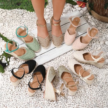 Sandale de damă cu partea superioară din material textil, țesut manual, toc înclinat înalt (>8 cm), vârf rotund, talpă împletită din cânepă, închidere cu cataramă