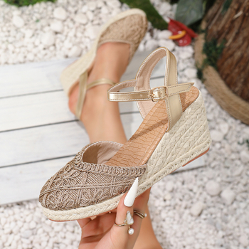 Sandale de damă cu partea superioară din material textil, țesut manual, toc înclinat înalt (>8 cm), vârf rotund, talpă împletită din cânepă, închidere cu cataramă