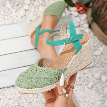 Sandale de damă cu partea superioară din material textil, țesut manual, toc înclinat înalt (>8 cm), vârf rotund, talpă împletită din cânepă, închidere cu cataramă