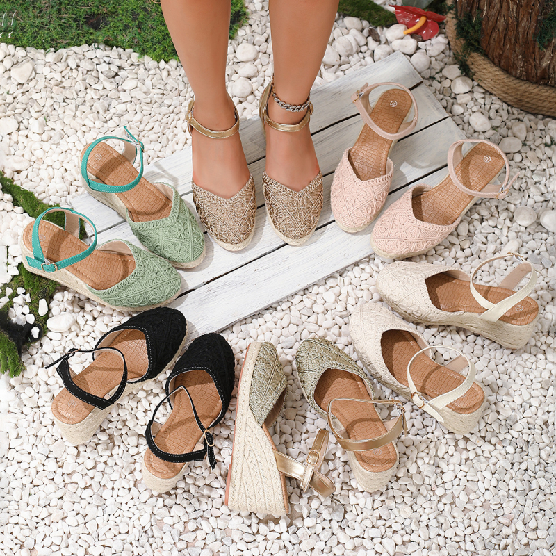 Sandale de damă cu partea superioară din material textil, țesut manual, toc înclinat înalt (>8 cm), vârf rotund, talpă împletită din cânepă, închidere cu cataramă