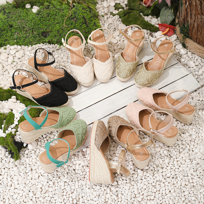 Sandale de damă cu partea superioară din material textil, țesut manual, toc înclinat înalt (>8 cm), vârf rotund, talpă împletită din cânepă, închidere cu cataramă