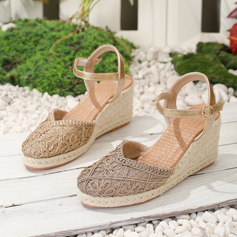 Sandale de damă cu partea superioară din material textil, țesut manual, toc înclinat înalt (>8 cm), vârf rotund, talpă împletită din cânepă, închidere cu cataramă