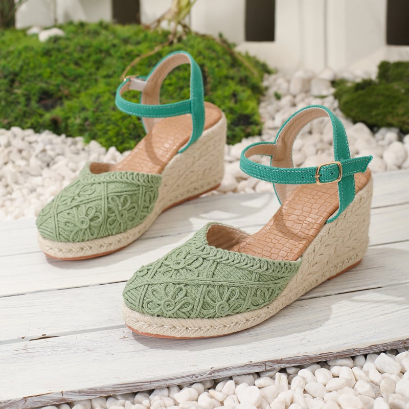 Sandale de damă cu partea superioară din material textil, țesut manual, toc înclinat înalt (>8 cm), vârf rotund, talpă împletită din cânepă, închidere cu cataramă