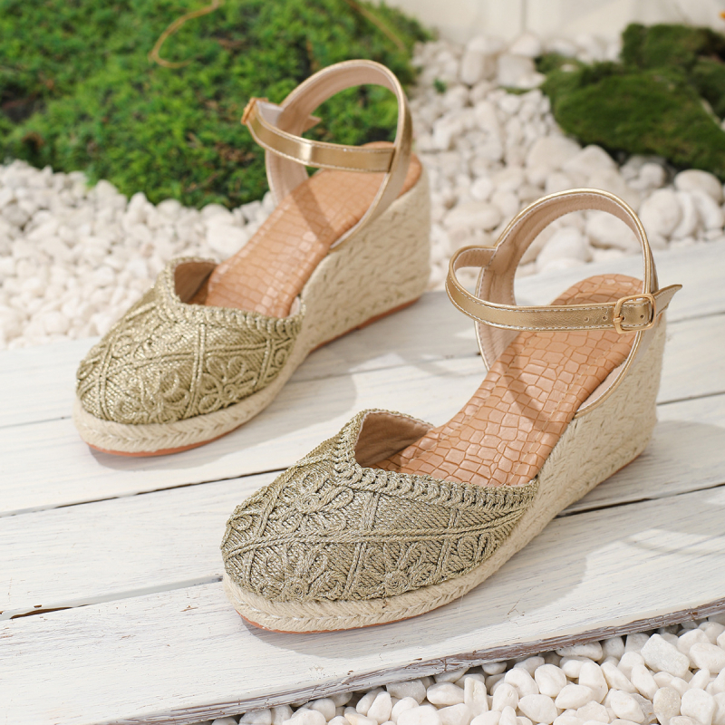 Sandale de damă cu partea superioară din material textil, țesut manual, toc înclinat înalt (>8 cm), vârf rotund, talpă împletită din cânepă, închidere cu cataramă