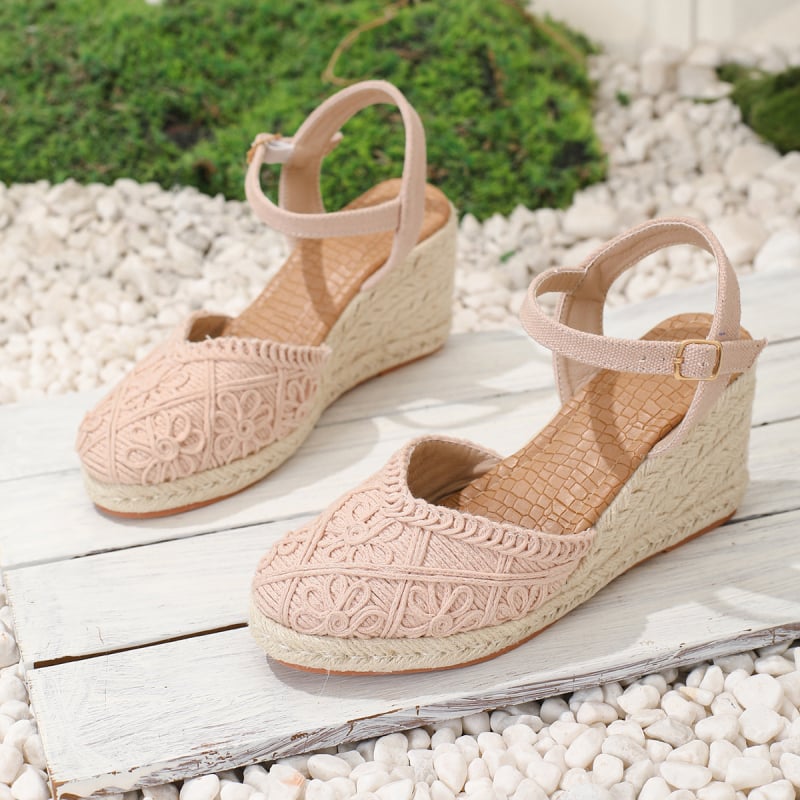 Sandale de damă cu partea superioară din material textil, țesut manual, toc înclinat înalt (>8 cm), vârf rotund, talpă împletită din cânepă, închidere cu cataramă