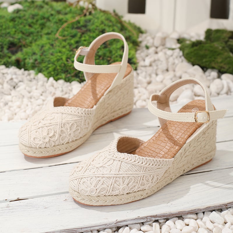 Sandale de damă cu partea superioară din material textil, țesut manual, toc înclinat înalt (>8 cm), vârf rotund, talpă împletită din cânepă, închidere cu cataramă