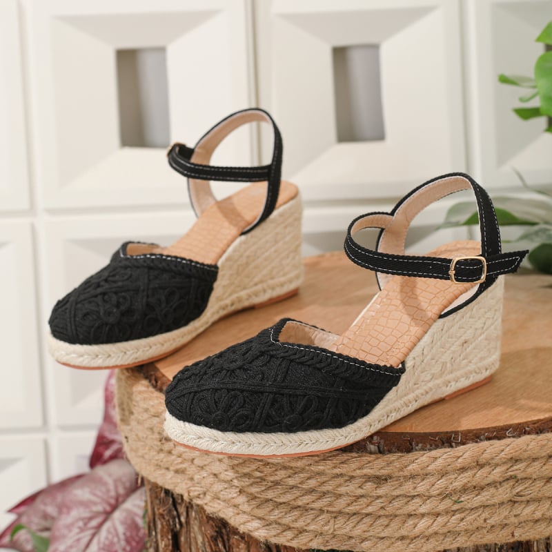 Sandale de damă cu partea superioară din material textil, țesut manual, toc înclinat înalt (>8 cm), vârf rotund, talpă împletită din cânepă, închidere cu cataramă