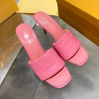 Сандали с кожена горна част, принт с букви, клиновид ток, кръгла носка, гумена подметка