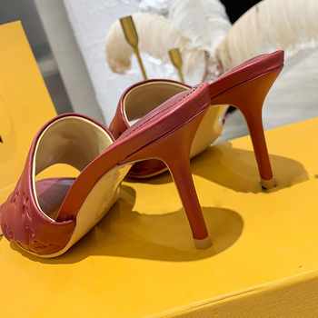 Сандали с кожена горна част, принт с букви, клиновид ток, кръгла носка, гумена подметка