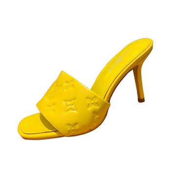 Сандали с кожена горна част, принт с букви, клиновид ток, кръгла носка, гумена подметка