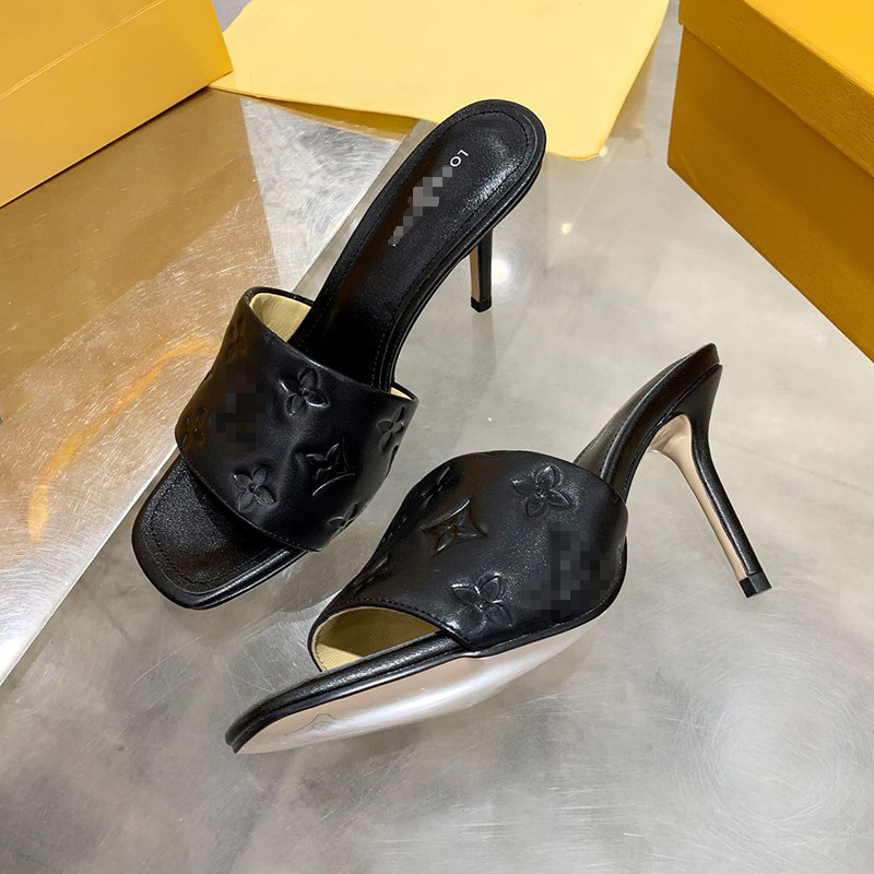 Сандали с кожена горна част, принт с букви, клиновид ток, кръгла носка, гумена подметка