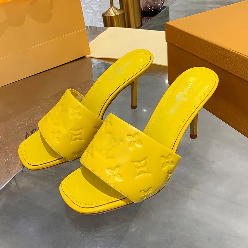 Сандали с кожена горна част, принт с букви, клиновид ток, кръгла носка, гумена подметка