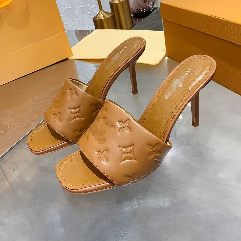 Сандали с кожена горна част, принт с букви, клиновид ток, кръгла носка, гумена подметка