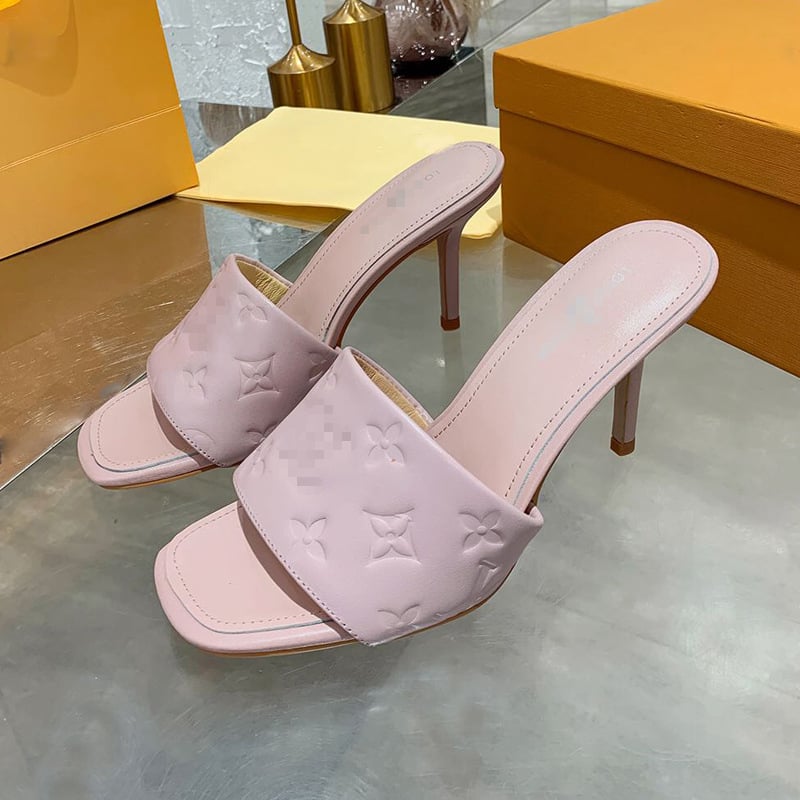 Сандали с кожена горна част, принт с букви, клиновид ток, кръгла носка, гумена подметка