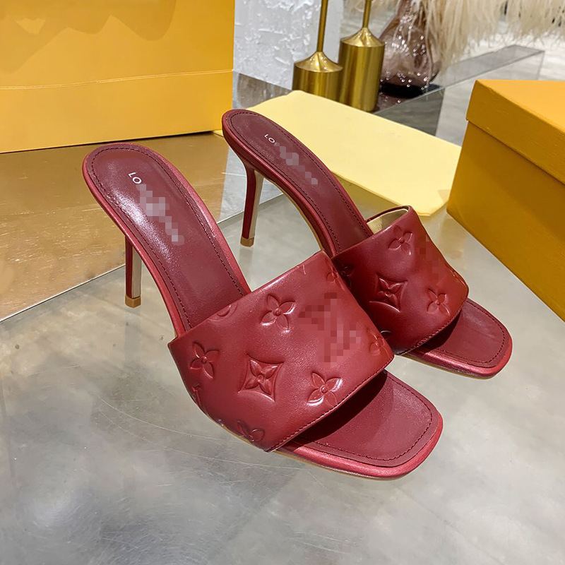 Сандали с кожена горна част, принт с букви, клиновид ток, кръгла носка, гумена подметка