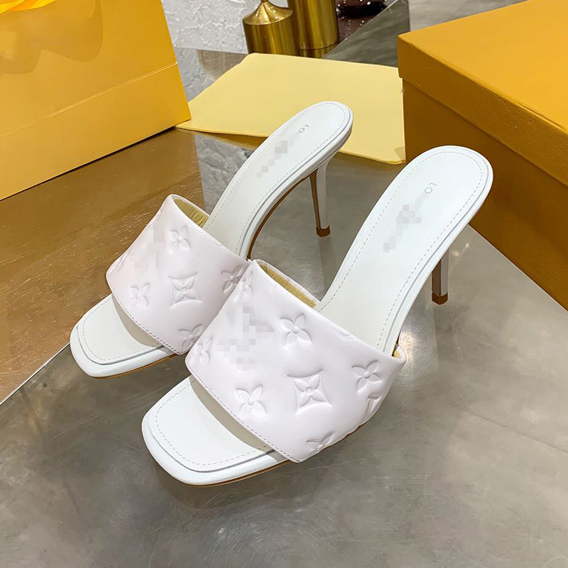 Сандали с кожена горна част, принт с букви, клиновид ток, кръгла носка, гумена подметка