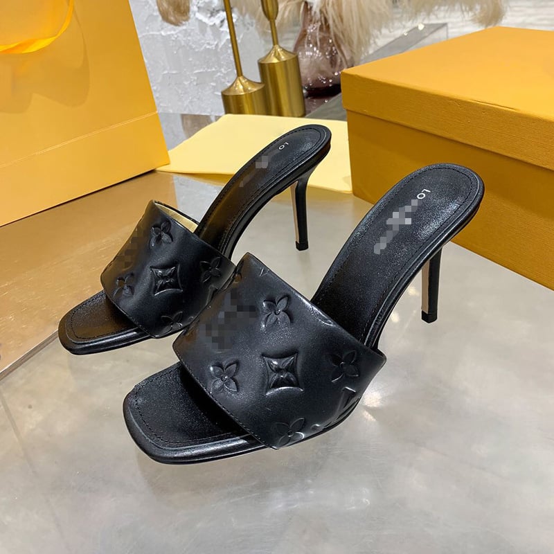 Сандали с кожена горна част, принт с букви, клиновид ток, кръгла носка, гумена подметка