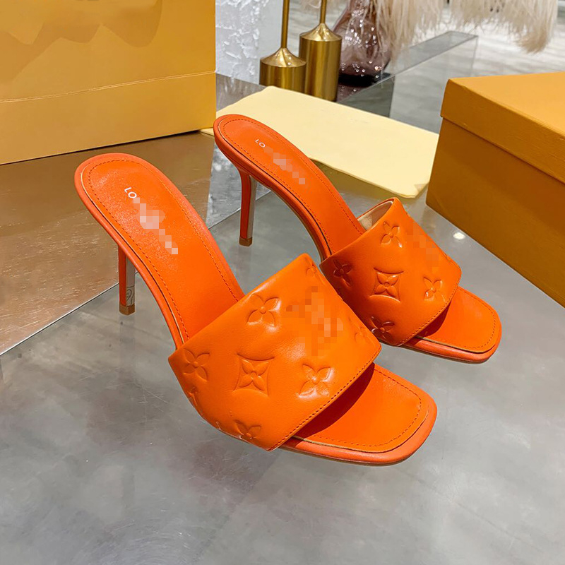 Сандали с кожена горна част, принт с букви, клиновид ток, кръгла носка, гумена подметка