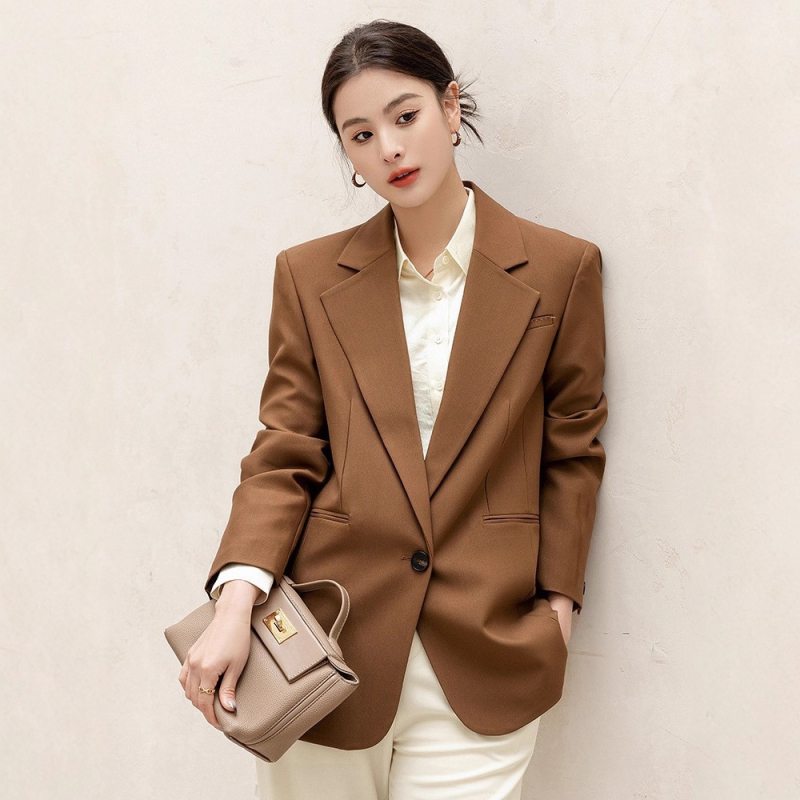 Γυναικείο κοστούμι με χαλαρή γραμμή, σακάκι με κολάρο, 3/4 μανίκια, ένα κουμπί, πολυεστέρας