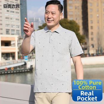 Pánske bavlnené tričko s golierom typu polo a hrudným vreckom, krátke rukávy, voľný strih, letné nosenie pre mužov stredného veku a starších.