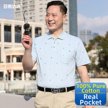 Pánske bavlnené tričko s golierom typu polo a hrudným vreckom, krátke rukávy, voľný strih, letné nosenie pre mužov stredného veku a starších.