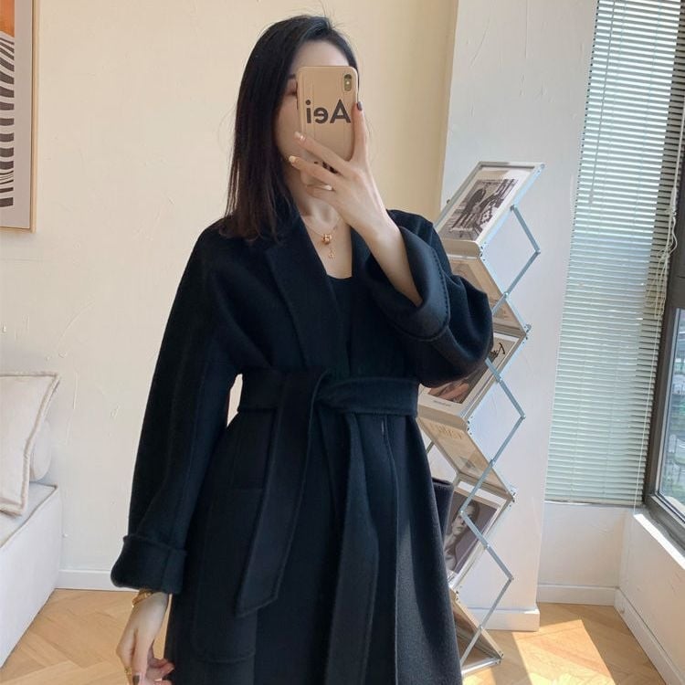 Női gyapjúkabát, középhosszú, közepes vastagságú, bő szabású, V-nyakú