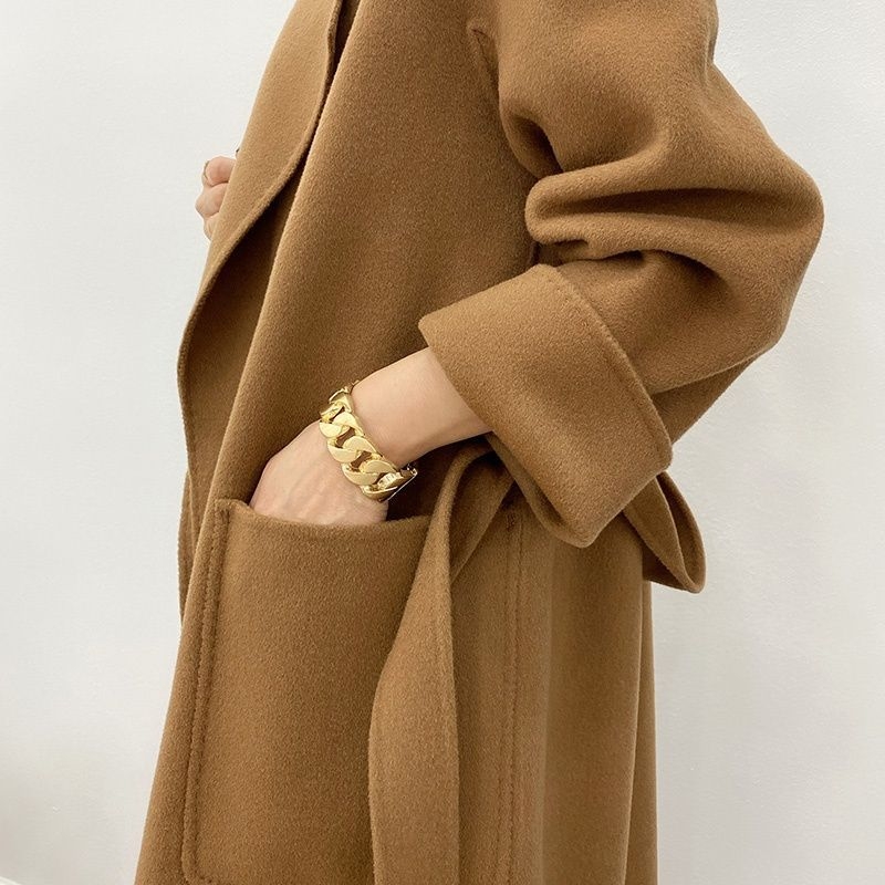 Női gyapjúkabát, középhosszú, közepes vastagságú, bő szabású, V-nyakú