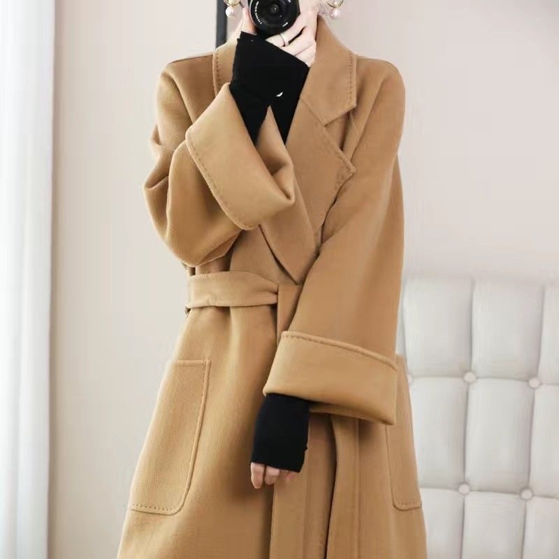 Női gyapjúkabát, középhosszú, közepes vastagságú, bő szabású, V-nyakú