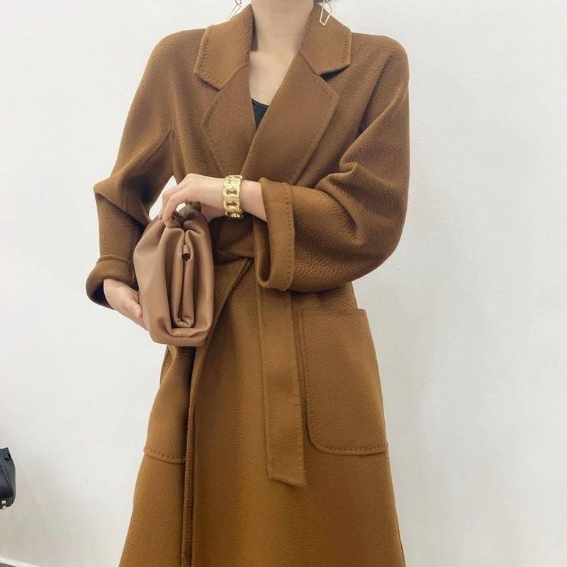 Női gyapjúkabát, középhosszú, közepes vastagságú, bő szabású, V-nyakú