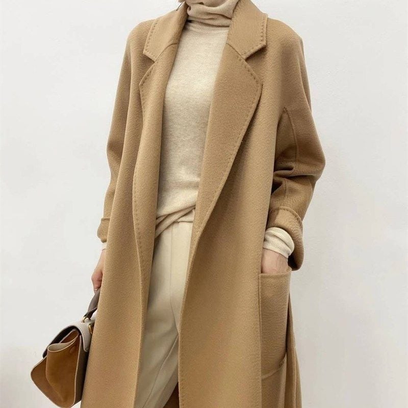 Női gyapjúkabát, középhosszú, közepes vastagságú, bő szabású, V-nyakú