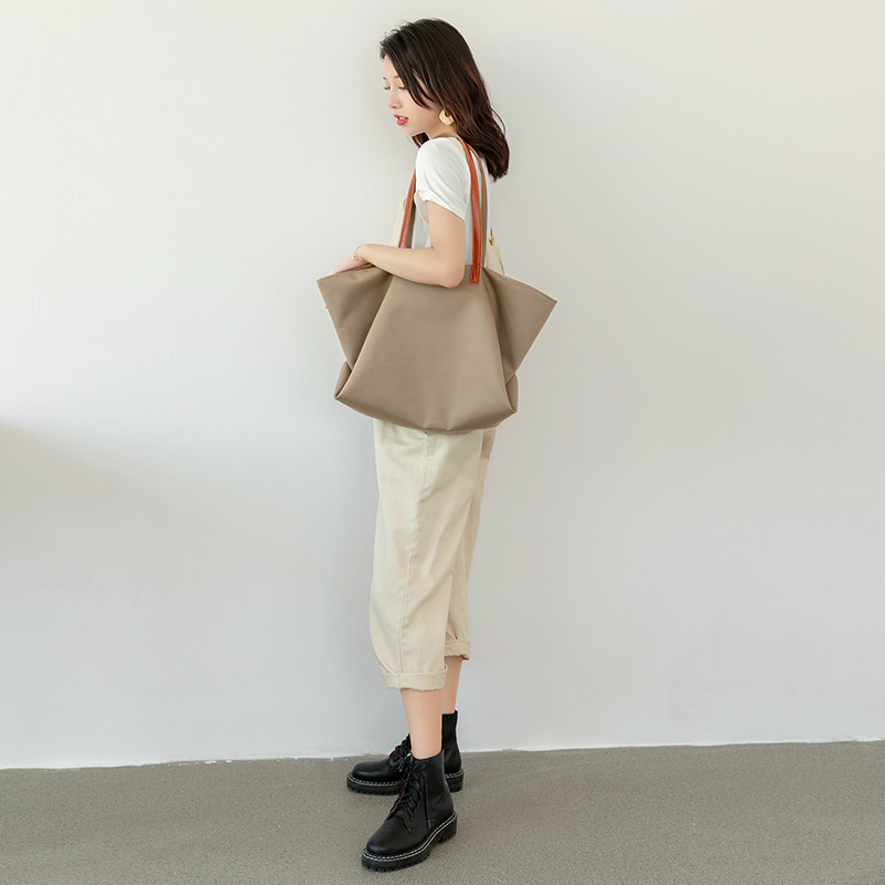 Женска Tote bag — Oxford плат, подплата от канва, магнитно закопчаване, ръчна изработка