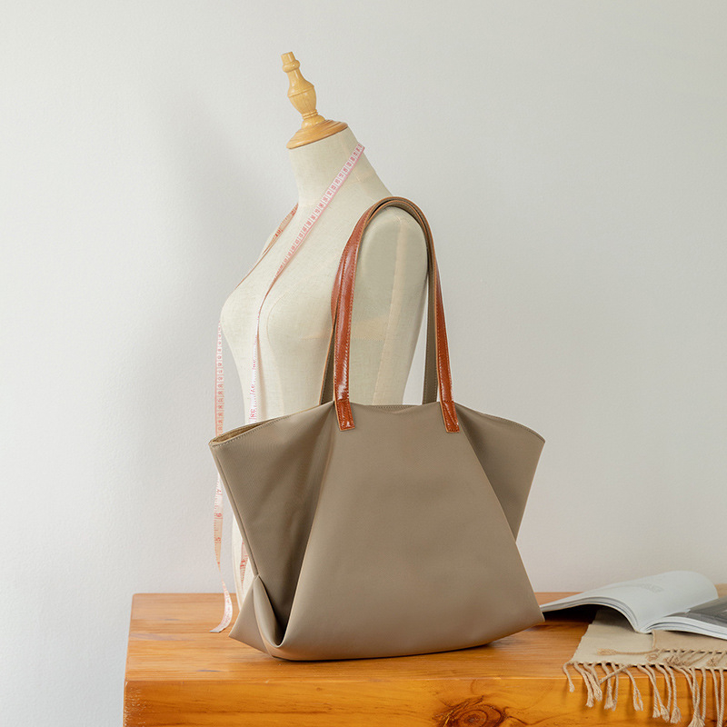 Женска Tote bag — Oxford плат, подплата от канва, магнитно закопчаване, ръчна изработка