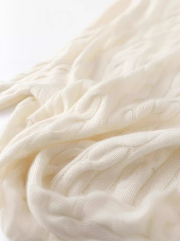 Дамски кашмиров кардиган, ретро стил, прав силует, кръгло деколте, техника: завиване, кашмир 95% и повече