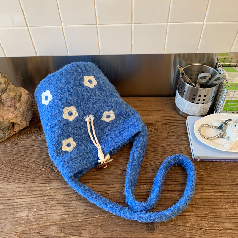 Korejski inspirirana vunena bucket torba sa zatvaranjem šnuru, platnena podstava i džep za telefon.