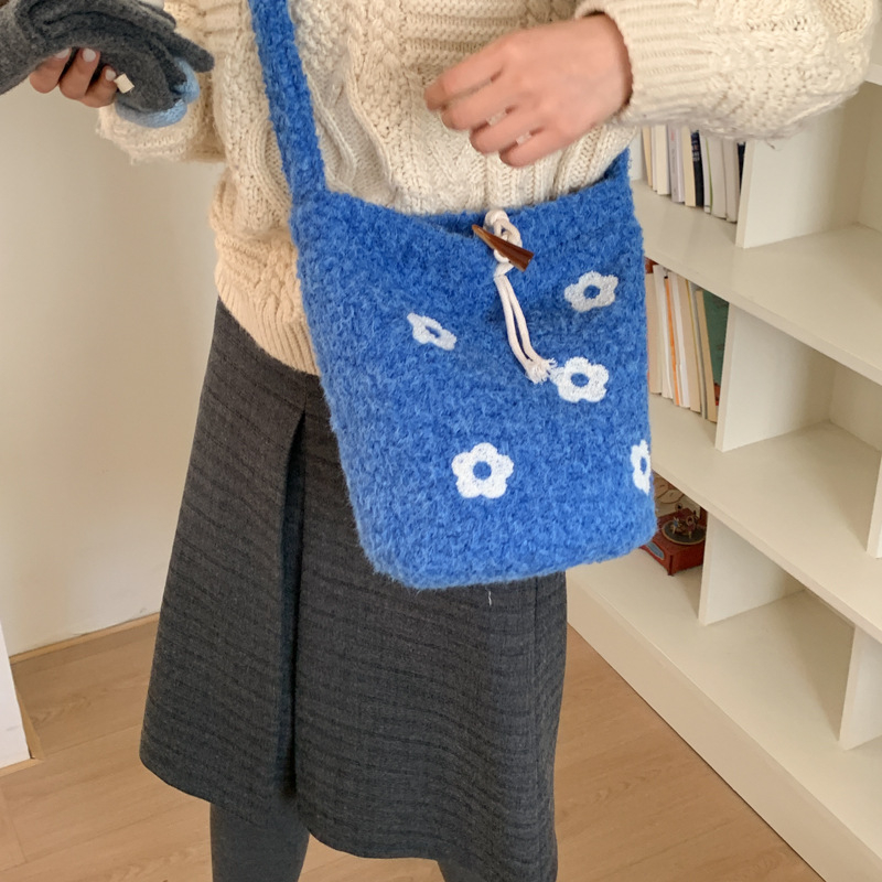 Korejski inspirirana vunena bucket torba sa zatvaranjem šnuru, platnena podstava i džep za telefon.