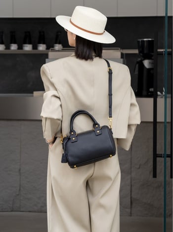 Dámska kabelka s tvarom vankúša, prvá vrstva hovädzej kože, zips, vnútorné vrecká: zipsové vrecko, vrecko na mobilný telefón, vrecko na občiansky preukaz