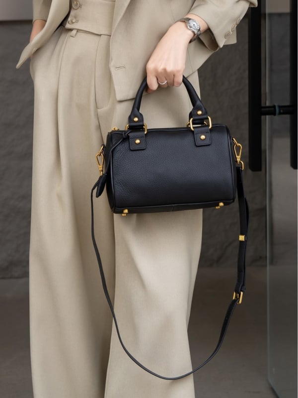 Dámska kabelka s tvarom vankúša, prvá vrstva hovädzej kože, zips, vnútorné vrecká: zipsové vrecko, vrecko na mobilný telefón, vrecko na občiansky preukaz