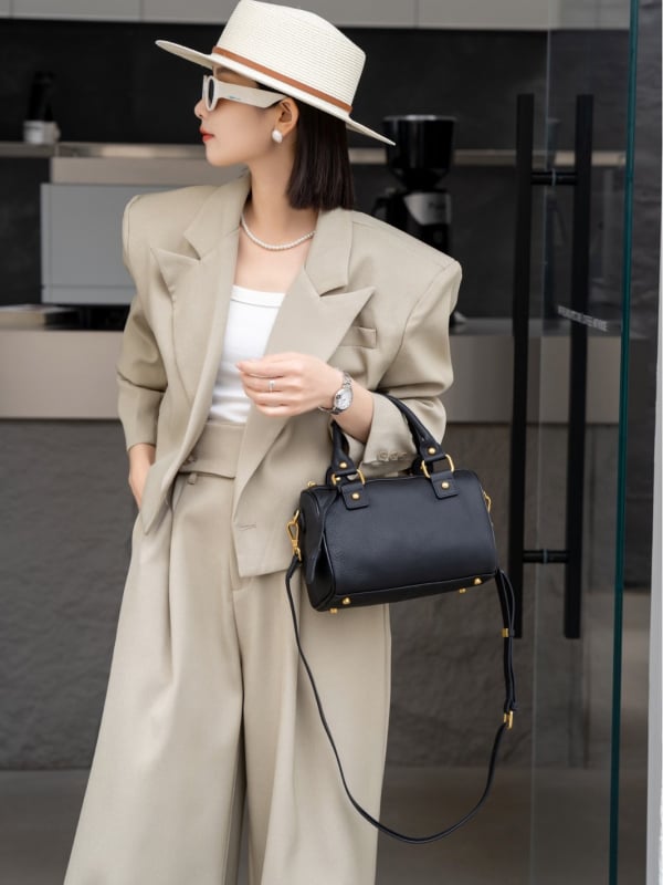 Dámska kabelka s tvarom vankúša, prvá vrstva hovädzej kože, zips, vnútorné vrecká: zipsové vrecko, vrecko na mobilný telefón, vrecko na občiansky preukaz