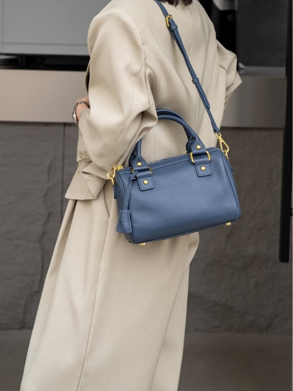 Dámska kabelka s tvarom vankúša, prvá vrstva hovädzej kože, zips, vnútorné vrecká: zipsové vrecko, vrecko na mobilný telefón, vrecko na občiansky preukaz