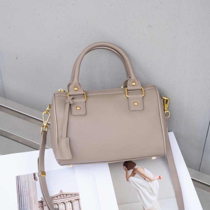 Dámska kabelka s tvarom vankúša, prvá vrstva hovädzej kože, zips, vnútorné vrecká: zipsové vrecko, vrecko na mobilný telefón, vrecko na občiansky preukaz